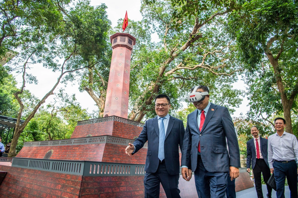 Trải nghiệm thực tế ảo giúp khách hòa mình vào đoàn quân tiếp quản Thủ đô 70 năm trước