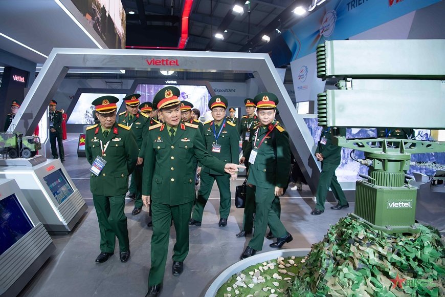 Thiếu tướng Tào Đức Thắng, Chủ tịch kiêm Tổng giám đốc Tập đoàn Viettel kiểm tra công tác chuẩn bị gian hàng của Viettel tại triển lãm. 