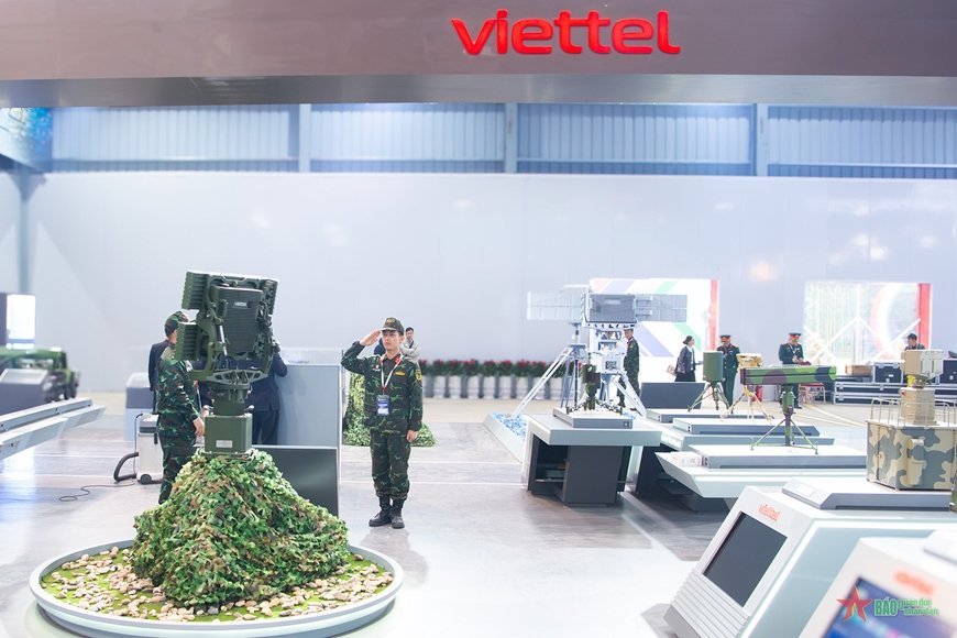 Viettel giới thiệu trên 80 sản phẩm trong lĩnh vực công nghiệp quốc phòng công nghệ cao. 